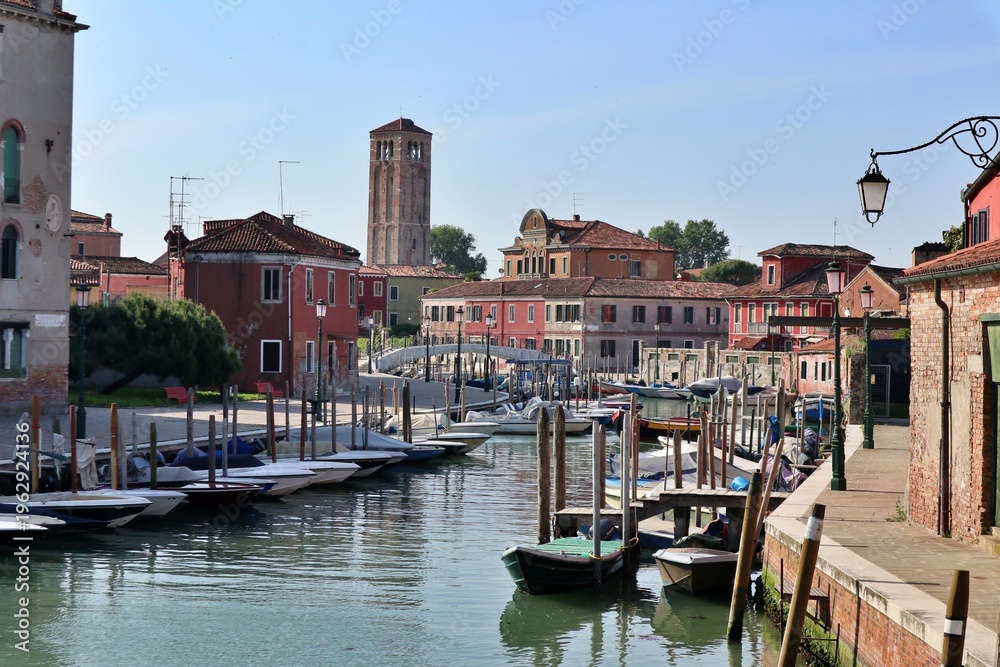 Fototapeta premium Canale di San Donato (San Donato Canal) viewed from Ponte de le Case Nove (Bridge of the Nine Houses) in Murano, Italy