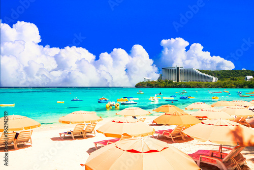 グアム島タモン湾の美しいサンゴ礁の海