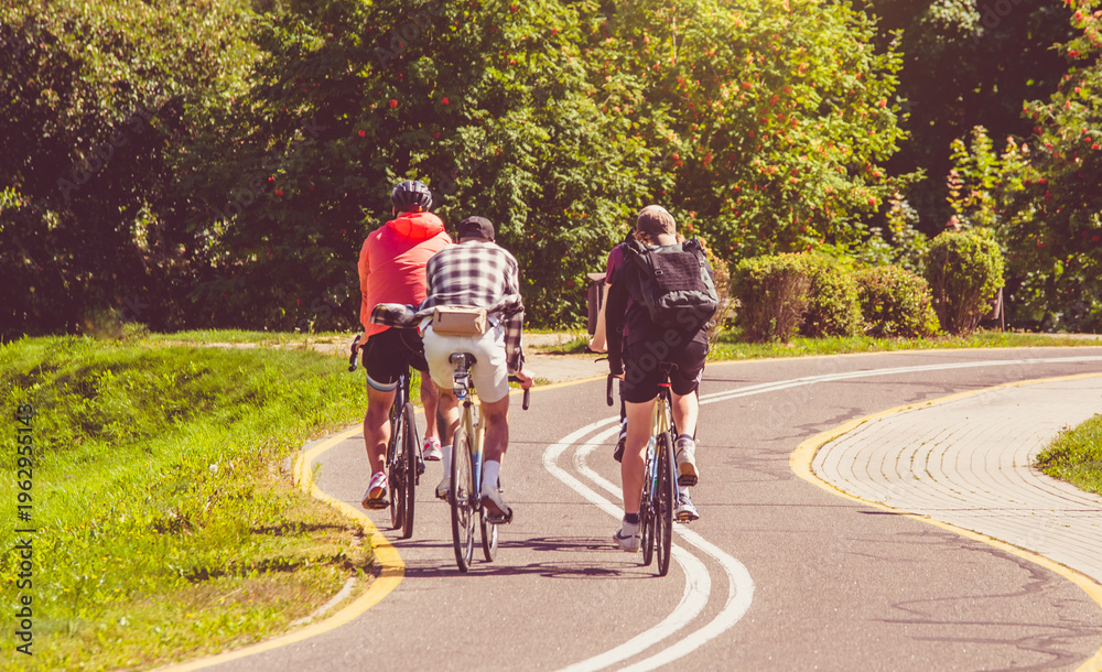Obraz premium Cyclists ride on the bike path in the city Park 