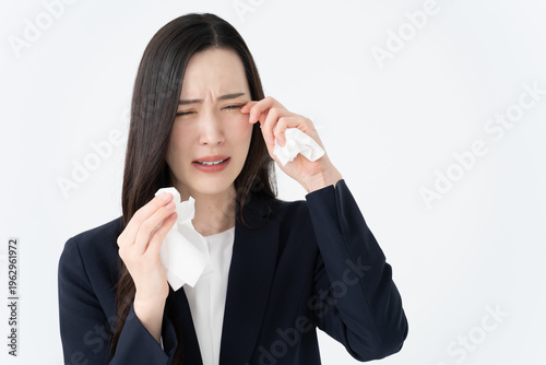 目を擦る花粉症の女性