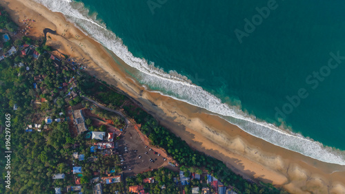 Foto Aerial top-down view of Varkala cliff beach and Arabian Sea, Kerala, India - Tro