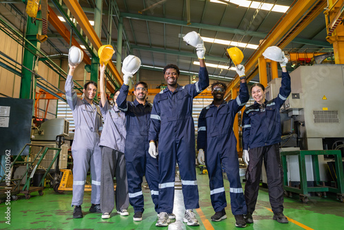 Fotografia Team celebration after successful project completion in factory group photo indu
