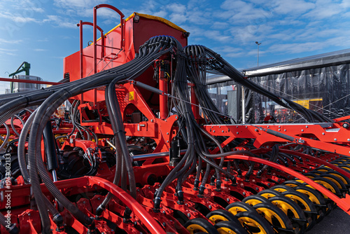 Foto a large modern pneumatic seed drill with a red hopper, complex hose distribution