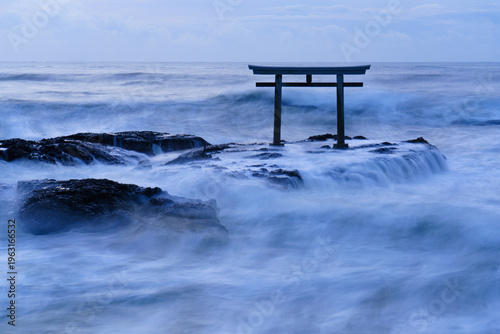 荒波と神磯の鳥居が織りなす神秘的な海の風景 茨城県大洗磯前神社