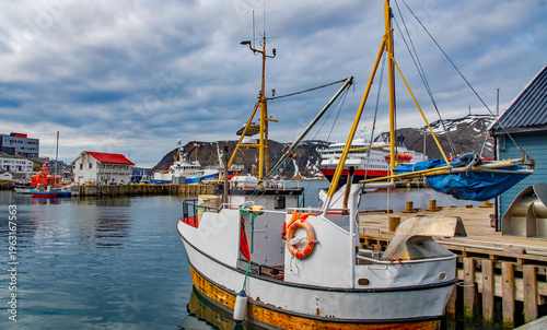 Foto Norwegen Nordkap  Fischesboote  Honningsvåg ist eine Stadt in der norwegischen Kommune Nordkapp in der Provinz Finnmark