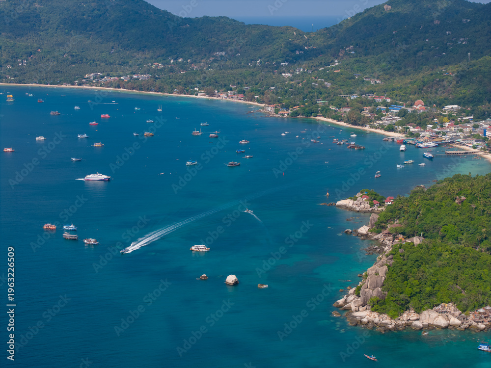 Obraz premium Aerial View of Mae Haad Bay with Pier and Boats Ko Tao Thailand