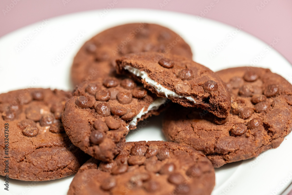 Fototapeta premium Close-Up of Creamy Chocolate Chip Cookie