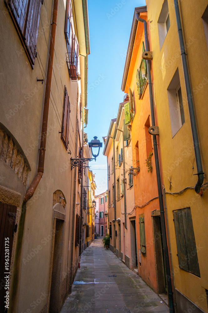 Obraz premium Italy narrow street alley in small historic medieval town village