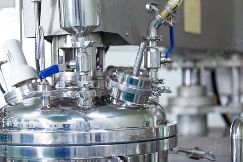 Fotografie Stainless steel chemical reactor and processing equipment in industrial plant