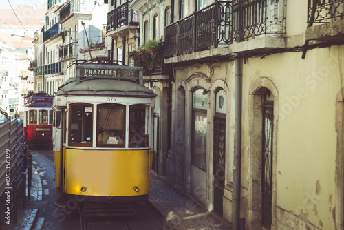 Historische Straßenbahn in Lissabon – enge Altstadtgasse, Portugal Reise und europäische Nostalgie