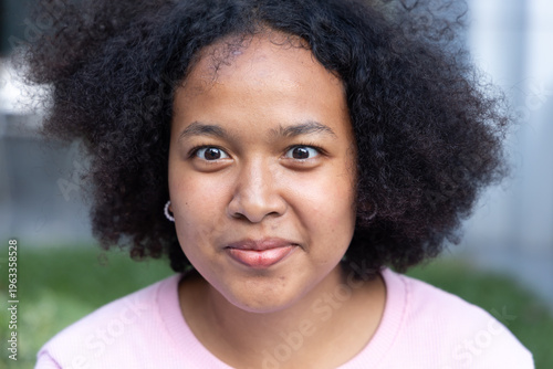 Fotografia Surprising and exciting black African woman, facial concept image of surprised e