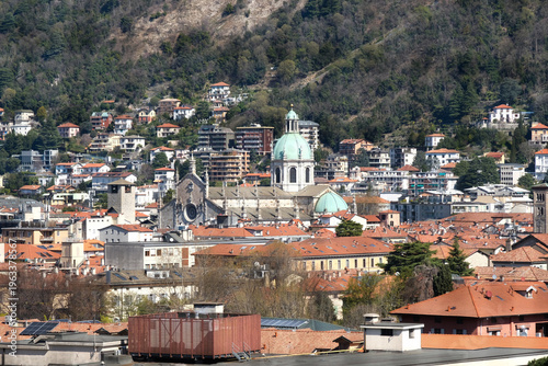 Panorama sul centro di Como dal campanile della chiesa di Sant'Abbondio.