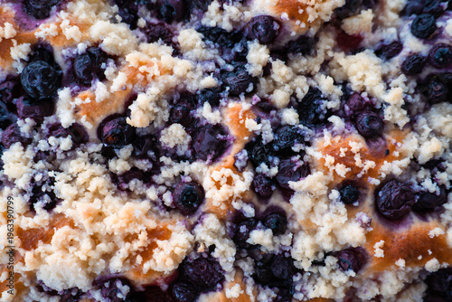 Foto Close-up texture of homemade blueberry cake with butter crumble