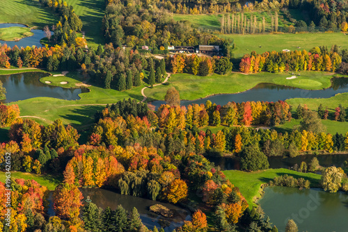 Vue aérienne d'un golf à l'automne en France