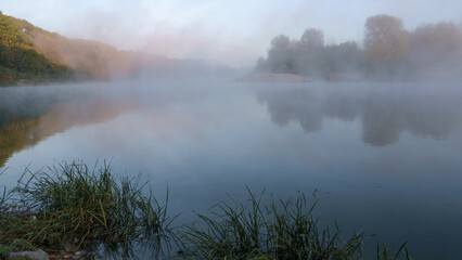 Plexiglas schilderij Reflectie Mistige rivier bij dageraad met silhouetten  © Александр Арендарь