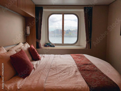 Doppelbett mit Dekokissen in Deluxe Suite auf Kreuzfahrtschiff - Opulent interior design inside luxury suite onboard modern cruiseship cruise ship liner inside multi bedroom family suite