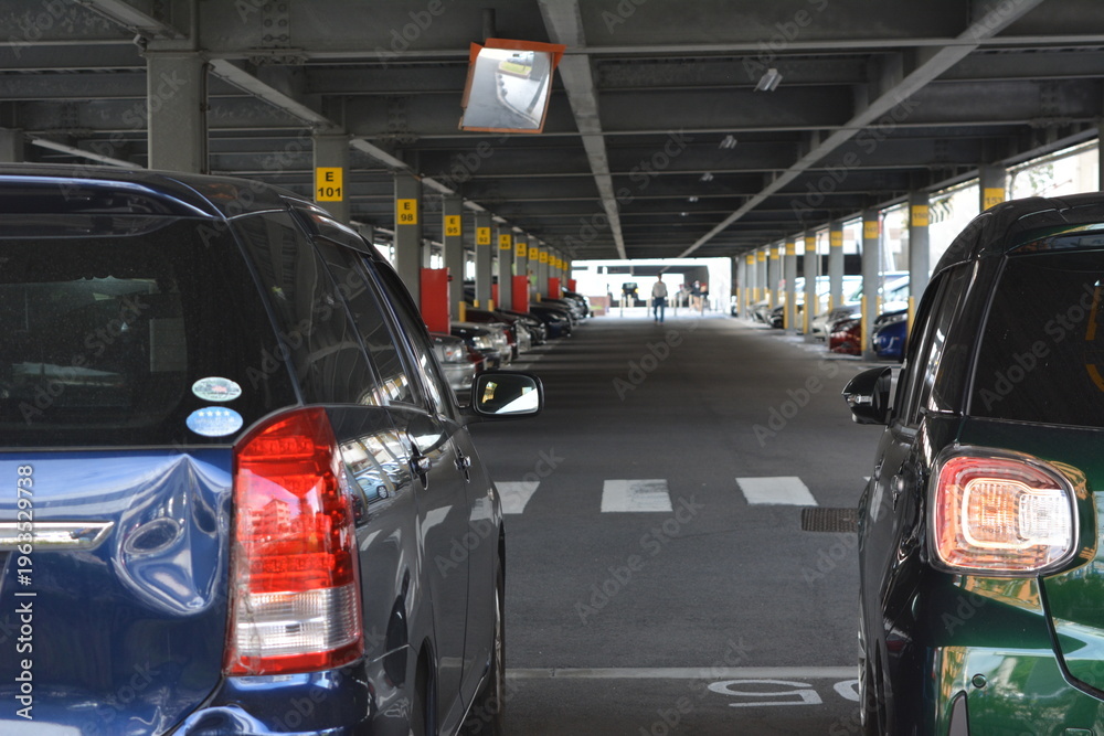Fototapeta premium 凹んだ車