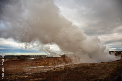 Foto Gunnuhver Hot Springs spectacular landscape with steam from geothermal hot sprin