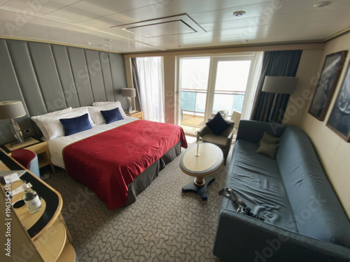 Vászonkép Doppelbett mit Dekokissen in Deluxe Suite auf Kreuzfahrtschiff - Opulent interio