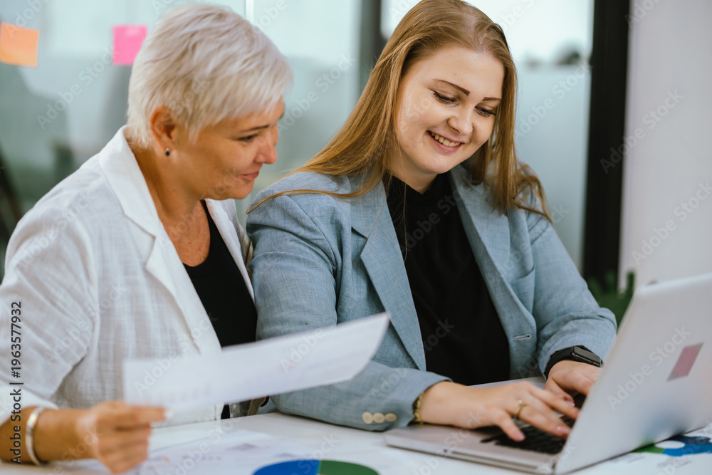 Obraz premium Business professionals discussing ideas in urban setting corporate communication teamwork consultation partnership strategy planning modern workplace collaboration