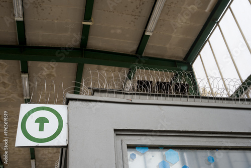 Quadro em tela Detailed view of pigeon deterrent spikes installed on the roof of a public waiting shelter