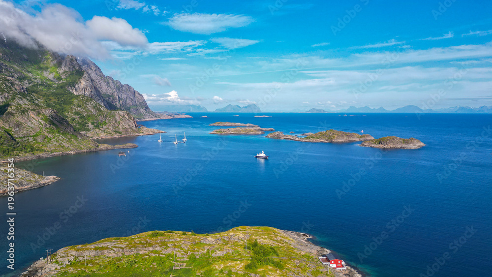 Fototapeta premium Henningsvær auf den Lofoten