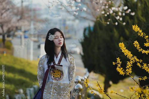 벚꽃 사이에서 한복을 입은 여성의 봄 감성 초상