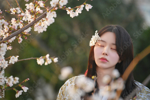 한복 입은 여성의 봄날 감성 야외 초상