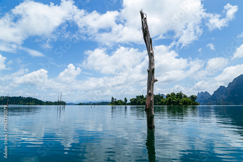 Foto Lakeside view at Cheow Lan Lake in Khao Sok National Park