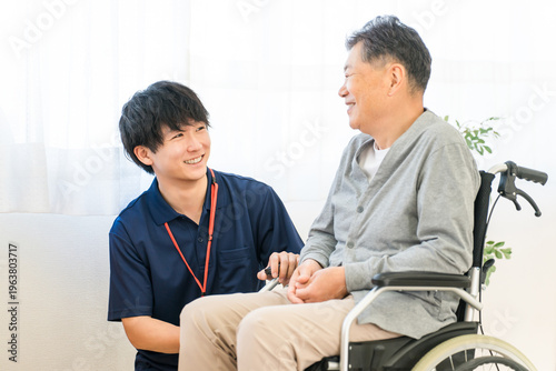 Foto A senior male patient in a wheelchair and a male caregiver/care manager (dementia/rehabilitation)