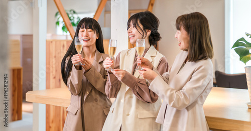 Bild auf Leinwand Businesswomen lining up in the office with champagne (teamwork, pep rally, victo