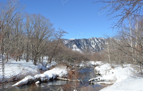 冬の奥日光、雪に覆われた湯川