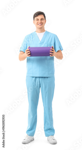 Male physiotherapist with f...