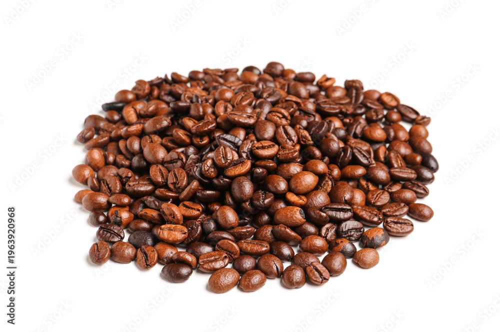 Fototapeta premium Heap of coffee beans isolated on white background