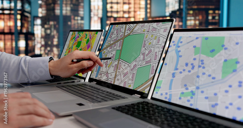 Foto Young Hispanic GIS Specialist Analyzes Urban Cadastre Map