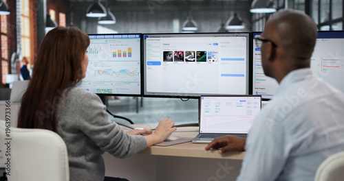 Foto Team Of Managers Collaboratively Monitors Real-time Ad Campaign Data