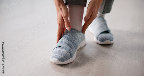 Foto Woman Wearing Orthopedic Footwear Highlighting Leg Circulation