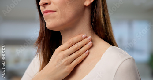 Foto Woman Experiencing Neck Pain From Throat And Salivary Gland Issues
