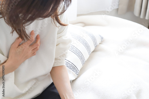 Foto 胸を押さえる女性　不安