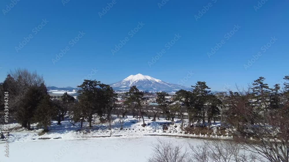 【4K】弘前公園から望む残雪の岩木山：晴天の青空に映える岩木山と春の絶景映像素材 [4K] Mt. Iwaki with Lingering ...