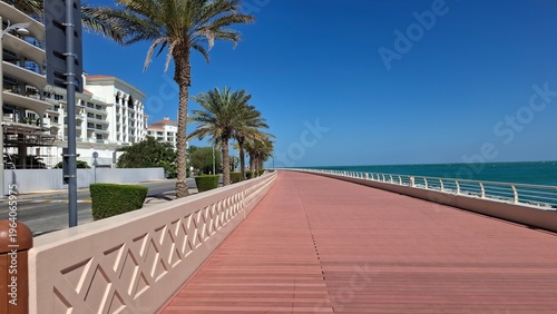 Obraz na plátně Scenic Palm Tree Boardwalk and Luxury Resort Path on Palm Jumeirah Dubai
