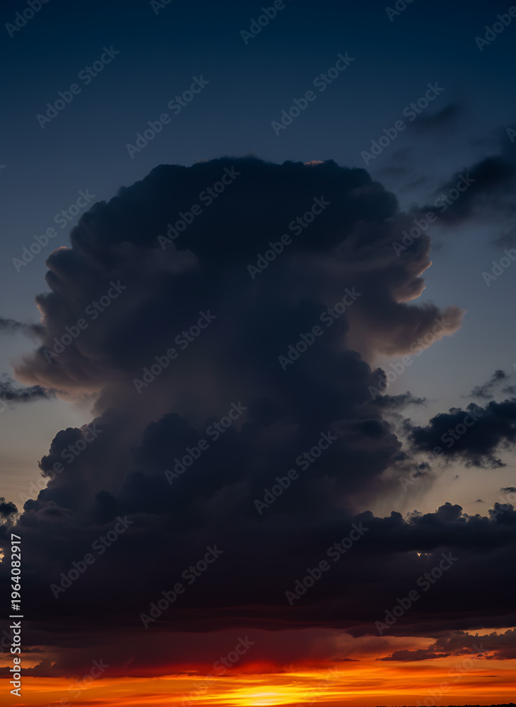Fototapeta premium Evening colors show off a giant cloud formation.