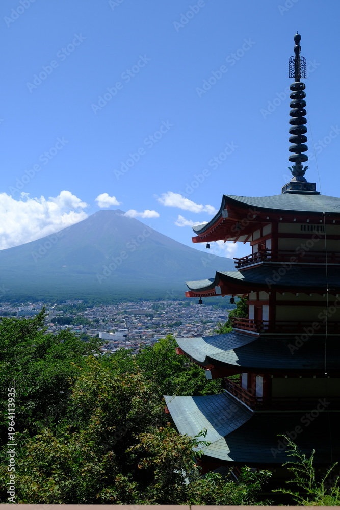 Obraz premium Kyoto Pagoda Towering Over Ancient City