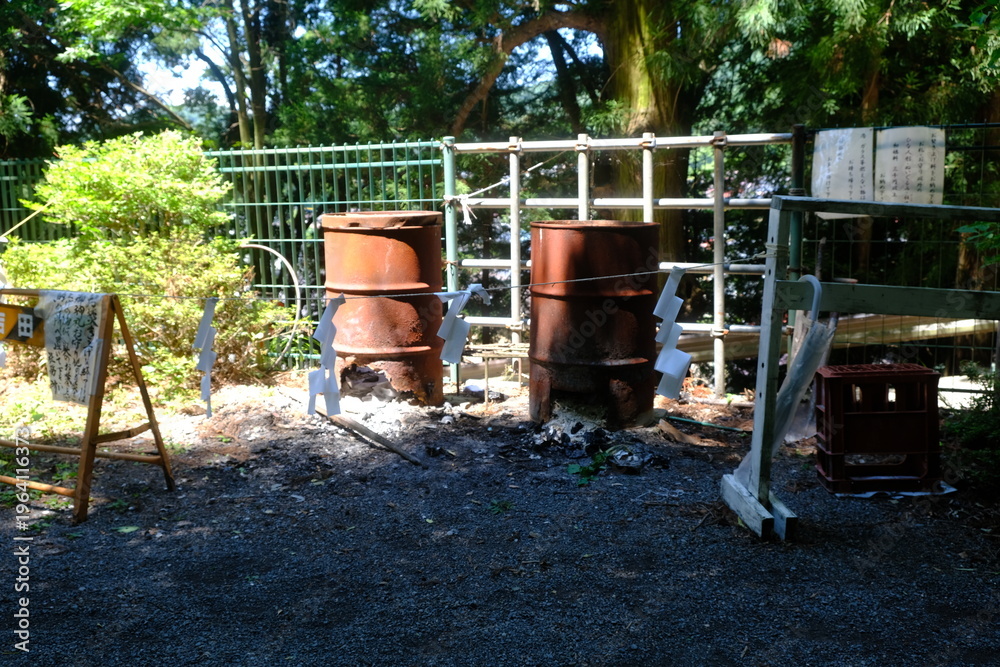 Obraz premium Rural Japan Burn Barrels and Garden Scene