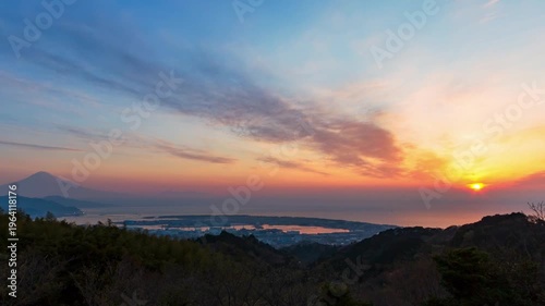 日本平から眺める富士山と日の出（タイムラプス・ズームアウト）　静岡県静岡市清水区にて