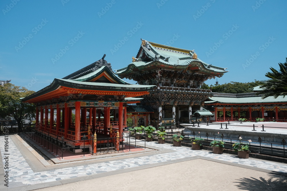 Naklejka premium Traditional Japanese Temple Architecture Scenic View