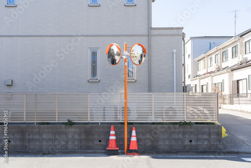 道路に設置が完了した直後のカーブミラー