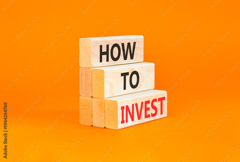 Naklejka premium How to invest words symbol. Concept words How to invest on beautiful wooden blocks. Beautiful orange background. Business and how to invest concept. Copy space.
