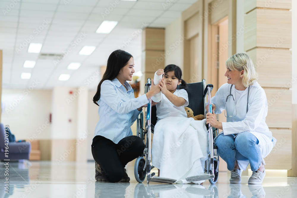 Obraz premium A woman in a white lab coat is helping a child in a wheelchair