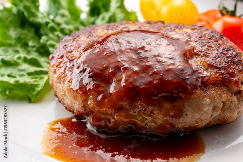白い皿に盛り付けたシンプルなハンバーグ テーブル上 手作り感のある肉料理 洋食の定番